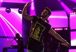 [Vídeo] Gusttavo Lima é atingido por celular em show: 'Que pancada'
