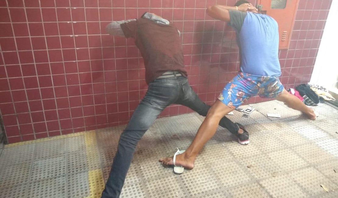 Dupla é presa em flagrante furtando loja na Avenida Ceci Cunha, em Arapiraca