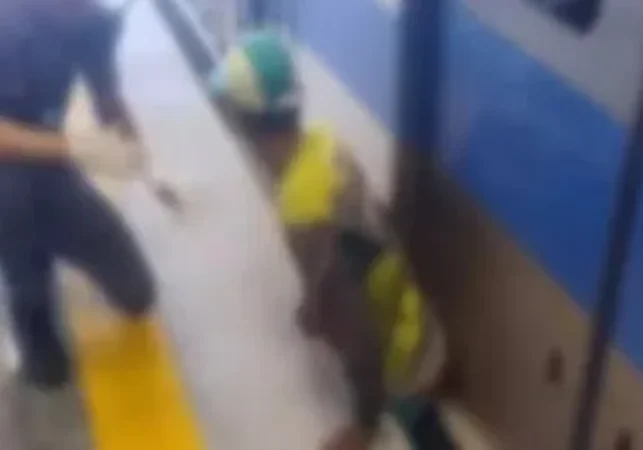 Homem prensado em metrô teve perfurações nas partes íntimas