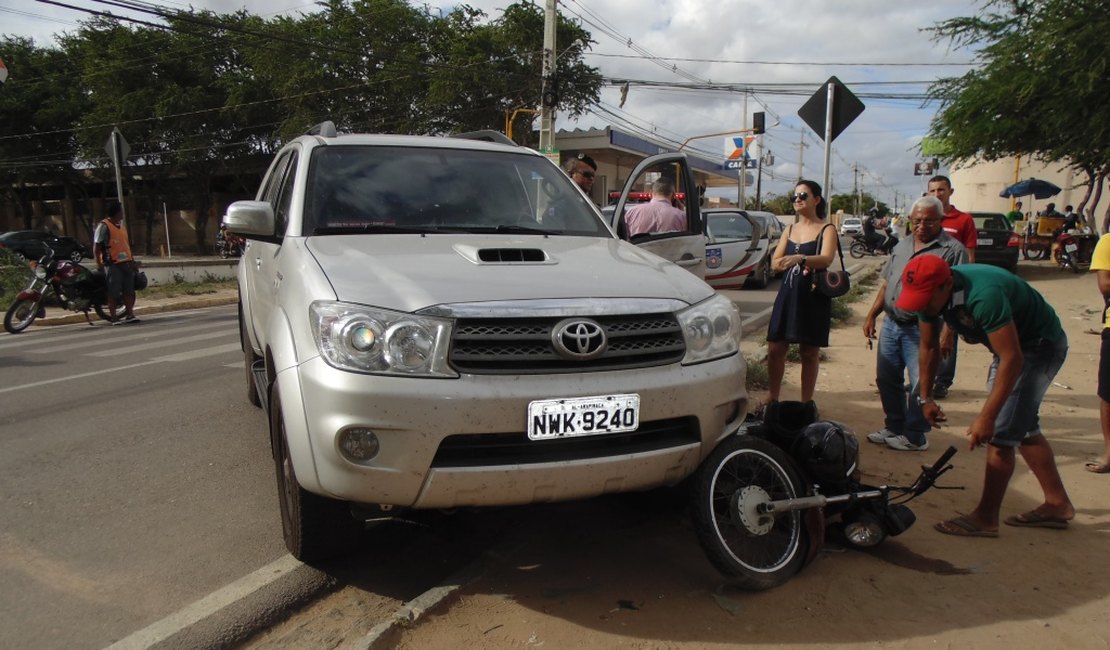 Acidente entre caminhonete e moto deixa dois feridos em Arapiraca