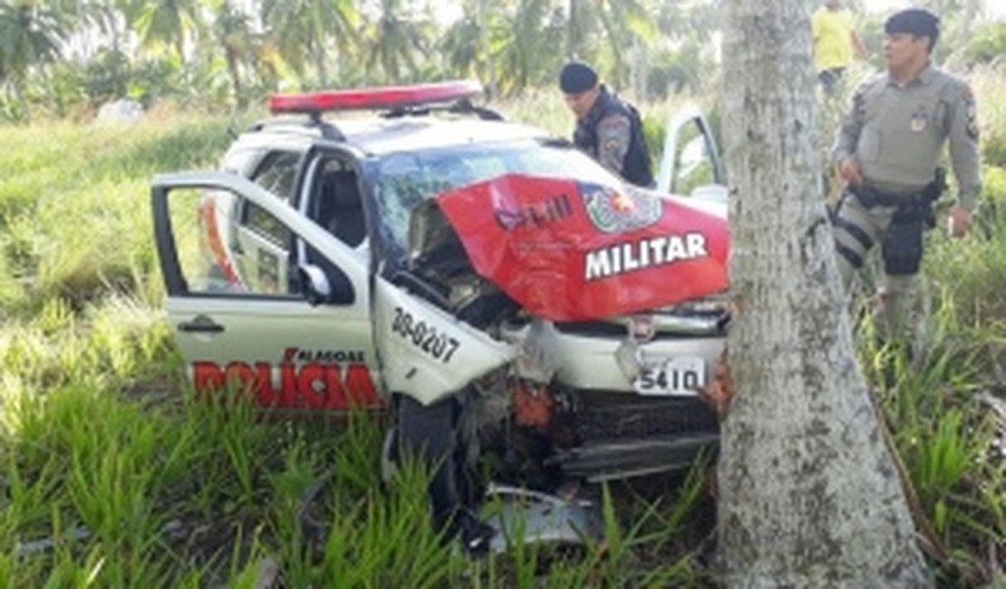 Viatura da PM se choca com coqueiro após cair em buraco