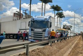 Vídeo. Carreta fica presa no muro do Hospital Chama e prejudica trânsito na AL 220