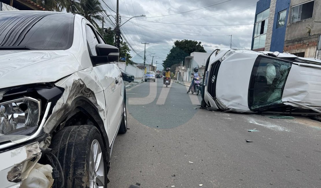 Vídeo. Motorista perde controle de carro, atinge veículo estacionado e capota em Arapiraca