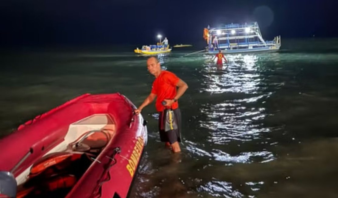 Grupo de pessoas é resgatado após naufrágio de embarcação no mar da Ponta Verde