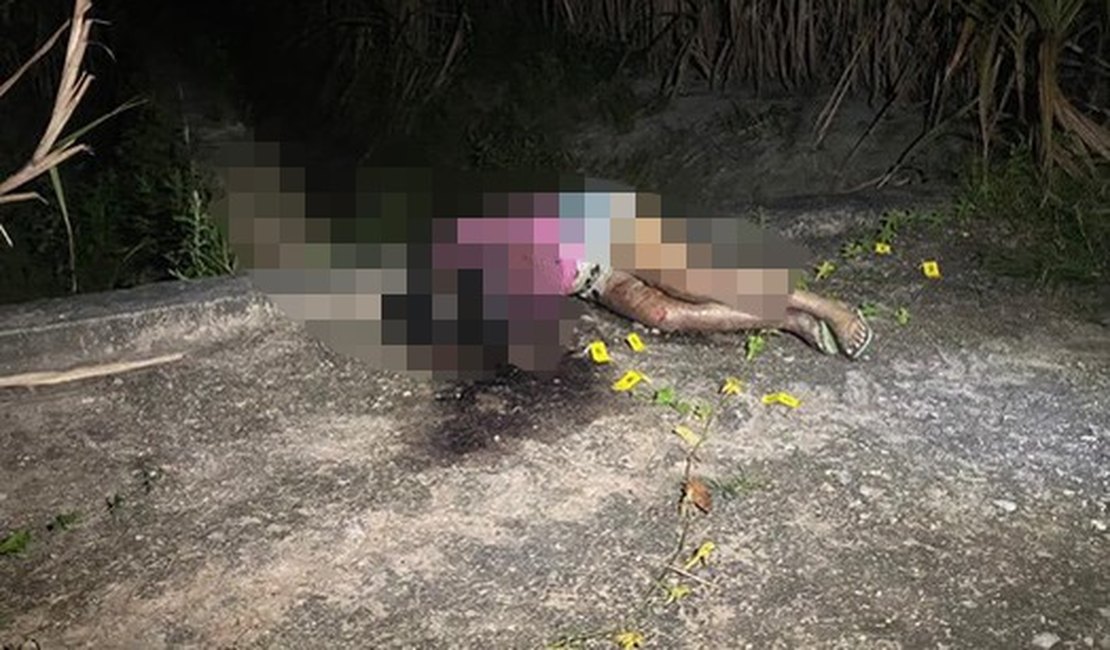 Corpo de mulher é encontrado com marcas de tiro e rosto queimado às margens de rodovia alagoana