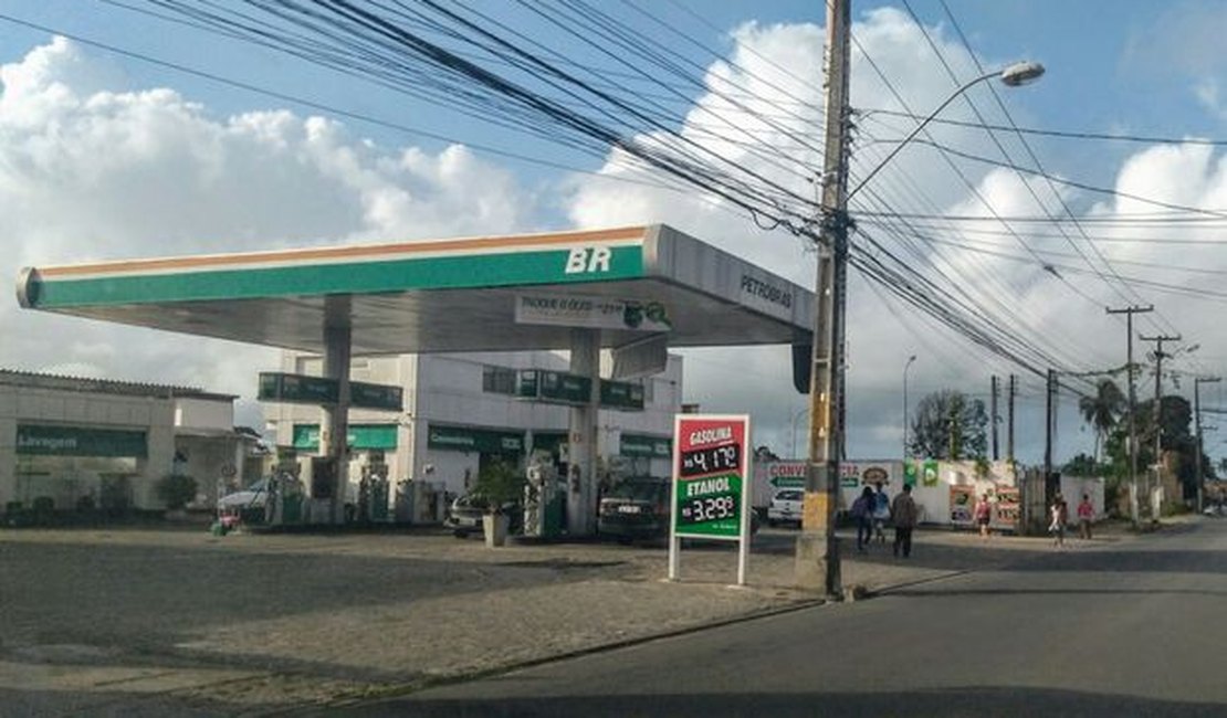 Gasolina passa dos R$ 4 em Maceió com aumento maior que o das refinarias