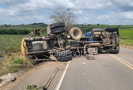 Motorista fica ferido ao tombar caminhão-pipa após perder controle da direção em Arapiraca