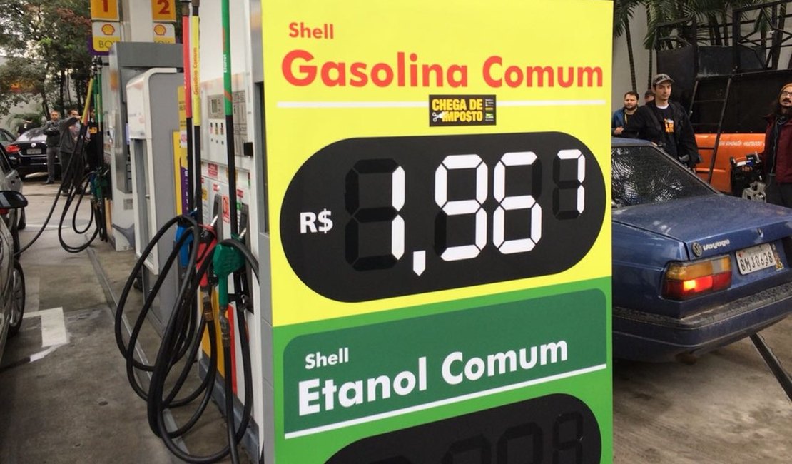 Posto de SP vende gasolina pela metade do preço em protesto contra impostos