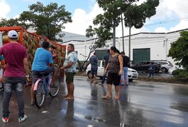 Caminhão que transporta gás de cozinha capota na BR 104, em Maceió