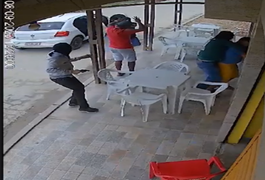 Vídeo mostra assassinato com tiros à queima-roupa e sequestro em bar no interior de Pernambuco