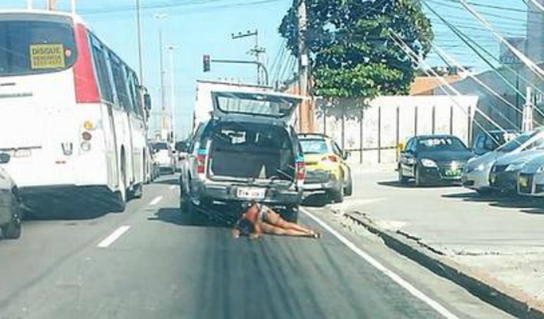 Tiro causou morte de mulher arrastada por carro da PM no Rio