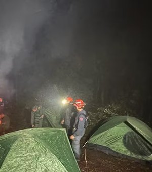 Equipes de resgate retiram por terra os corpos das 4 vítimas de acidente de helicóptero em Paraibuna