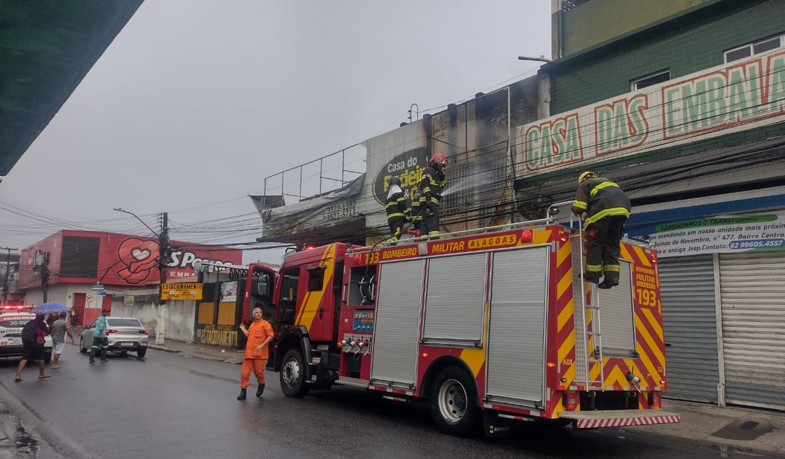 VÍDEO: Incêndio atinge 1° andar de loja de materiais de panificação no Centro de Arapiraca