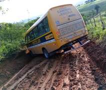 Ônibus escolar derrapa e fica atravessado em estrada vicinal em Palmeira dos Índios
