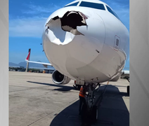 Avião da Latam fica com o bico destruído após colisão com ave no Rio