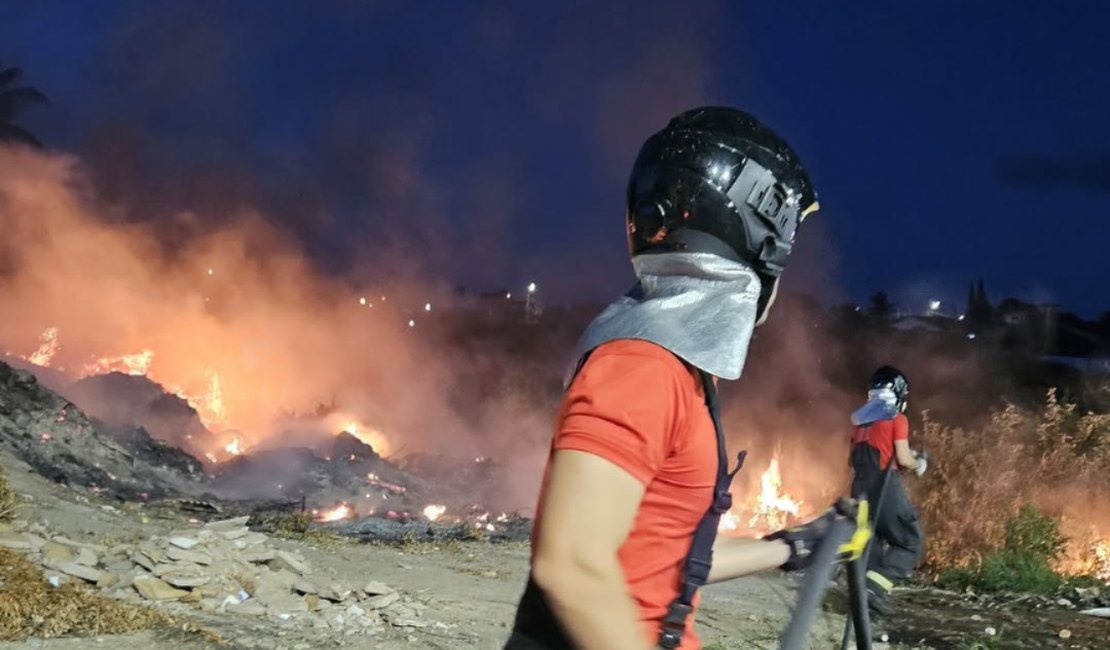 Incêndio atinge área de difícil acesso e mobiliza equipe de bombeiros em Arapiraca