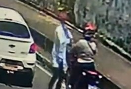 Vídeo. Criminosos abordam mulher e assaltam mais de R$ 35 mil reais em Arapiraca