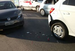 Colisão envolvendo três veículos deixa trânsito lento na Rua Ventura de Farias em Arapiraca
