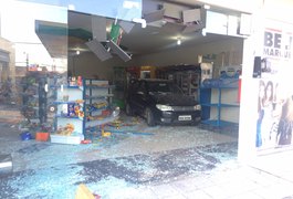 Veículo invade loja de conveniência de posto de combustíveis em Arapiraca
