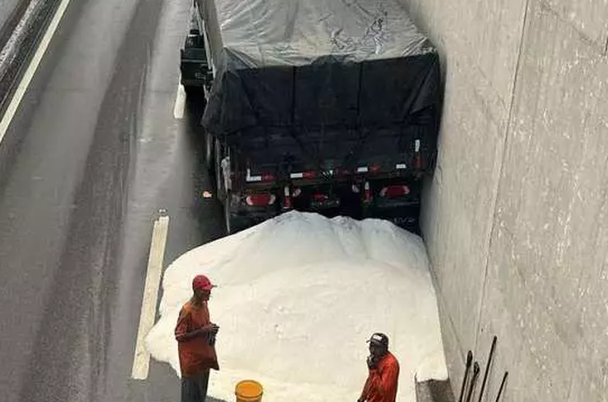 Tampa de carroceria de carreta abre e fertilizante fica espalhado por viaduto, em Maceió