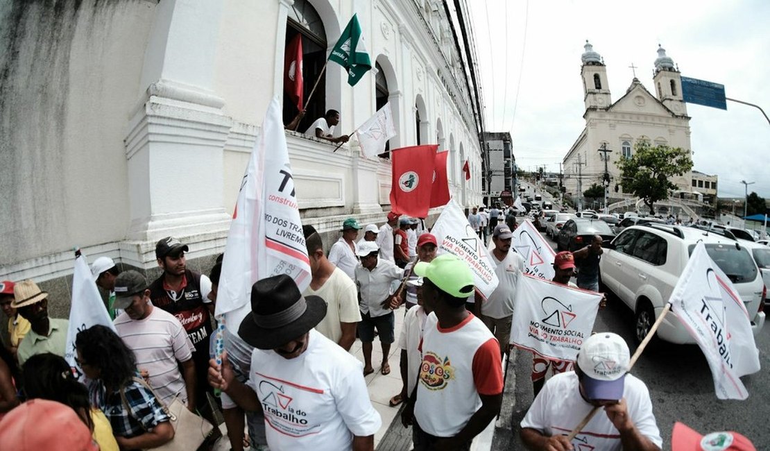 Trabalhadores rurais ocupam prédios públicos em Maceió