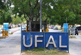 Servidores técnicos da Ufal fecham entrada da instituição em Maceió