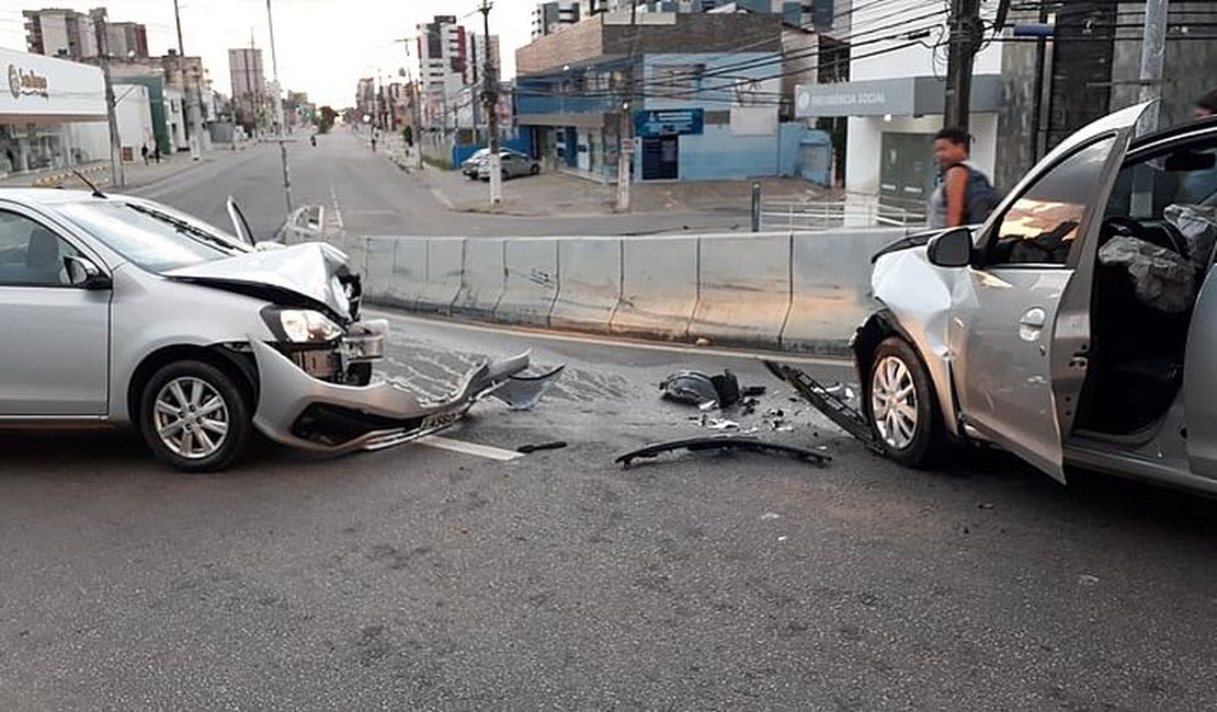 Carro na contramão provoca acidente em viaduto no bairro Mangabeiras, em Maceió