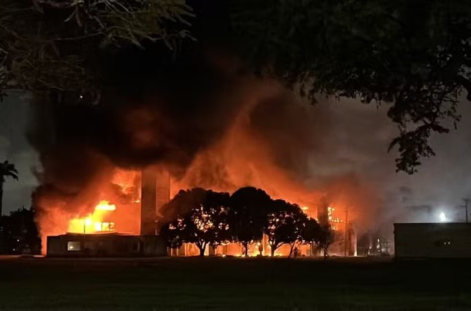 Incêndio de grandes proporções atinge prédio da UFPE