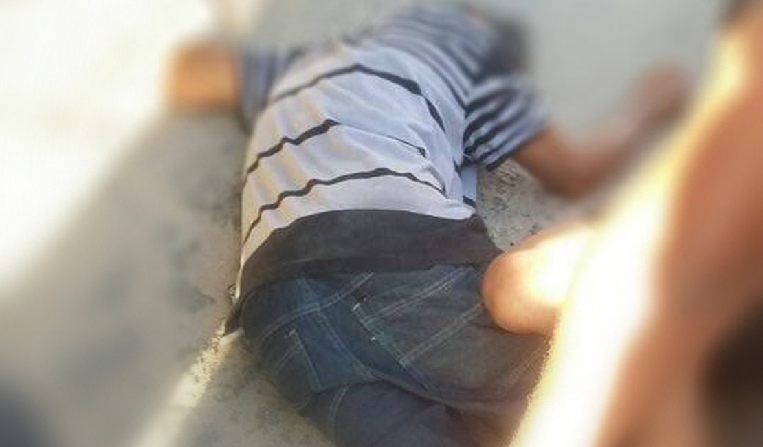 Homem com sinais de embriaguez cai em via e é atropelado por caminhão, em Girau