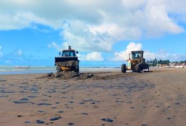 Após manchas de óleo aparecerem na Praia, Prefeitura inicia limpeza no Pontal do Peba