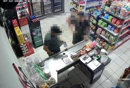 VÍDEO: Homem tenta separar briga em mercadinho e leva quatro facadas no interior alagoano