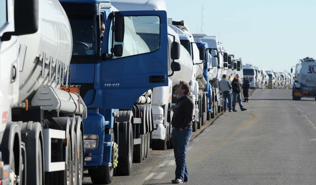 Divididos, caminhoneiros tentam fazer nova greve na semana que vem
