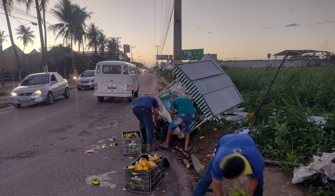 Motorista perde controle e bate em carrinho de frutas em via de Arapiraca