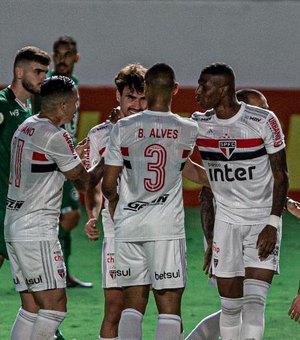 São Paulo vence o Goiás fora de casa por 3 a 0 e vira líder do Brasileirão