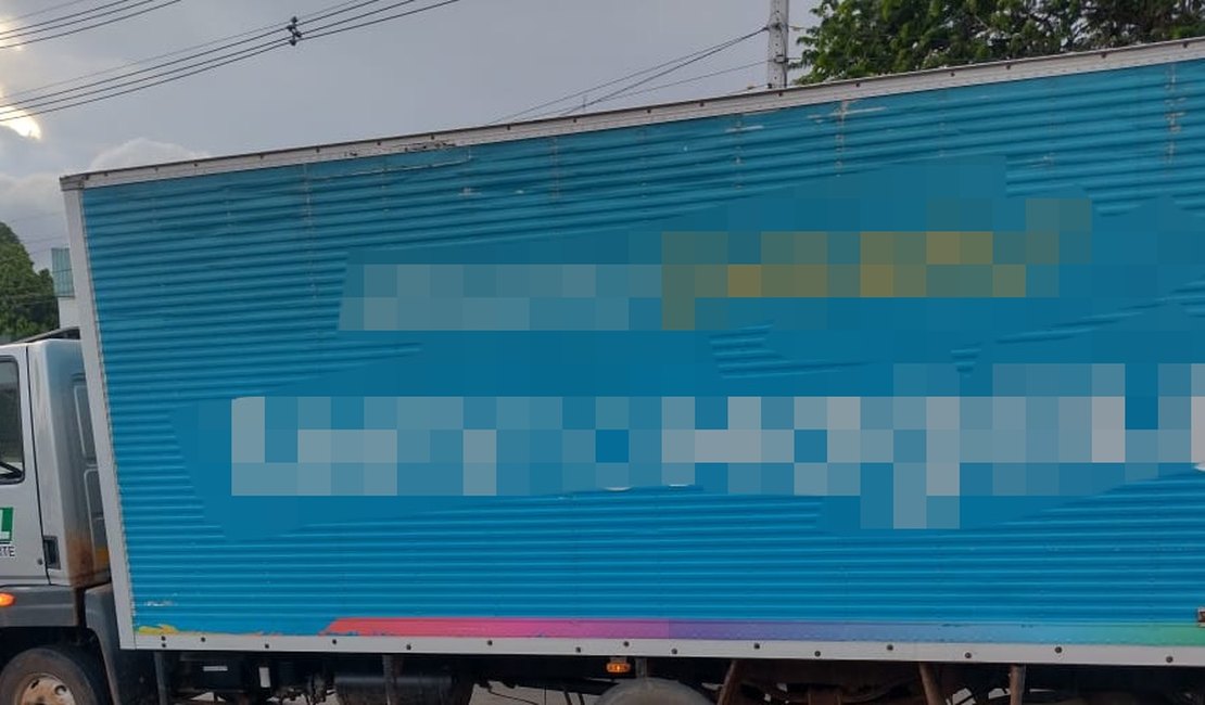 VÍDEO. Roda de caminhão de transportadora solta do eixo e atinge veículos em Arapiraca