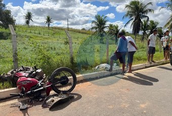 Jovem morre após perder controle da moto em curva, na zona rural de Lagoa da Canoa; assista