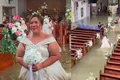 Noiva se casa com água na cintura dentro de igreja alagada e imagens impressionam