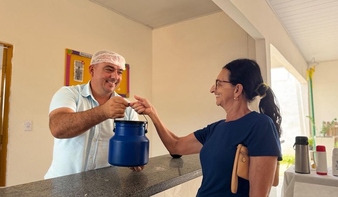 Prefeito Leandro Silva visita a Casa da Sopa e acompanha preparo das refeições