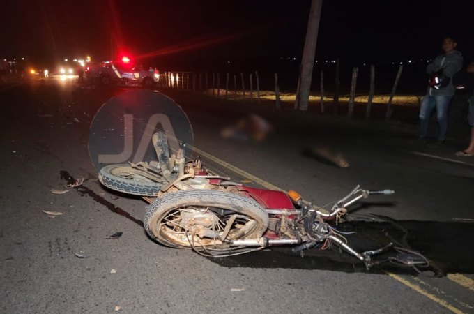 Colisão frontal entre motocicleta e veículo de passeio deixa homem morto, em Coité do Nóia