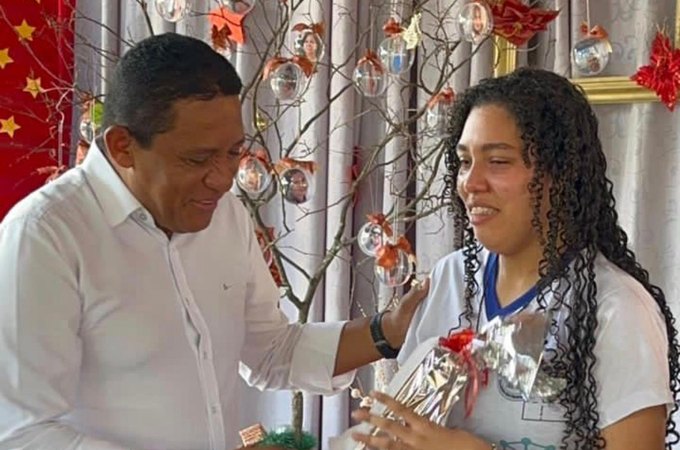 Estudante é premiada como melhor aluna da Escola Estadual Monsenhor Ribeiro Vieira