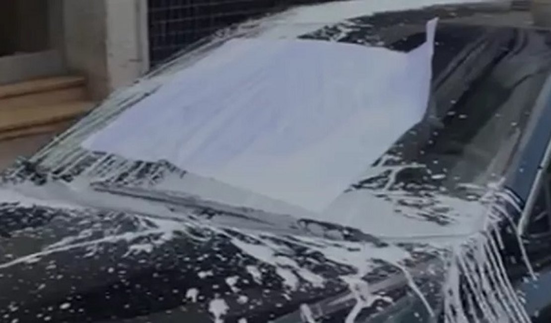 Carro estacionado em frente a garagem, em BH, é sujo de tinta e tem pneus furados