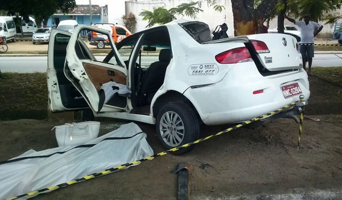 Carro bate em árvore e mulher morre em avenida de Maceió