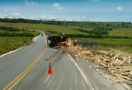 Motorista fica ferido após carreta tombar na BR-101, em AL