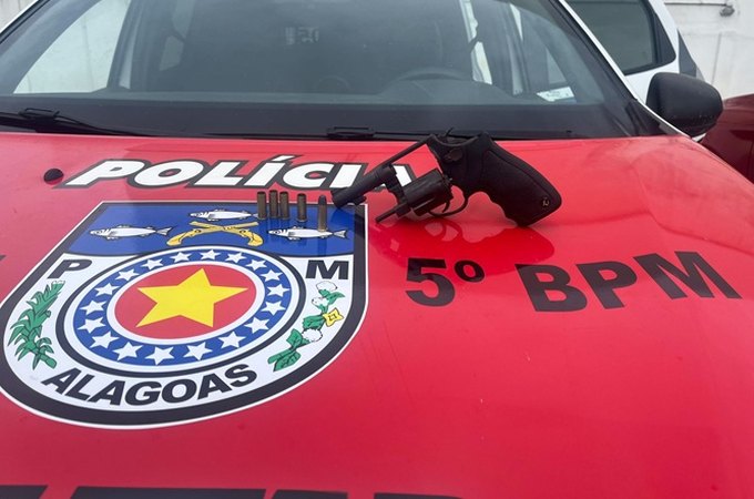 5º BPM prende homem com revólver após denúncias de disparos no Vale Bentes, em Maceió