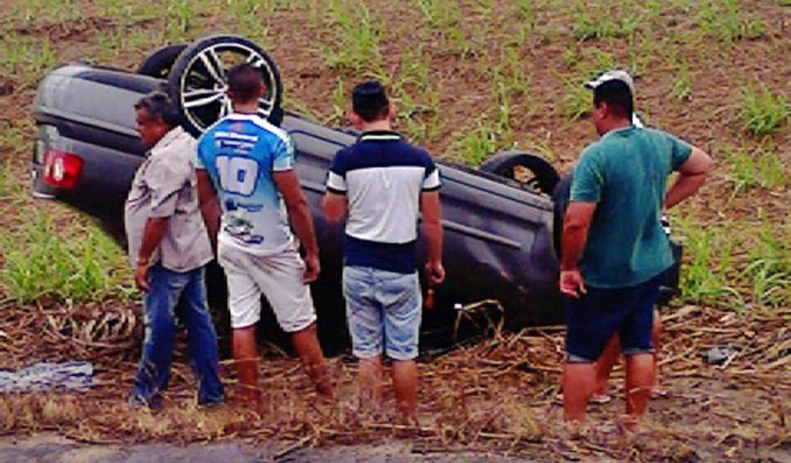 Homem perde controle de veículo e capota na AL-450