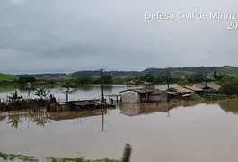 Rio Camaragibe transborda em alguns trechos e nível segue em elevação; água não invadiu residências, diz Defesa Civil de Matriz