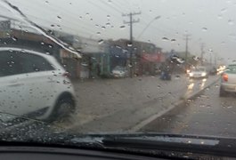 Tempestade em Maceió alaga ruas e deixa vários bairros sem energia