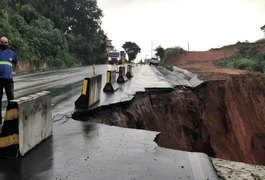 Parte da rodovia BR 101 desaba em São Miguel dos Campos