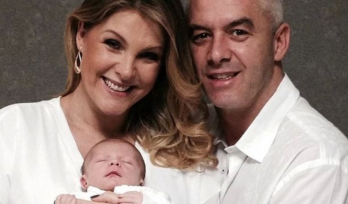 Ana Hickmann apresenta filho Alexandre em rede social