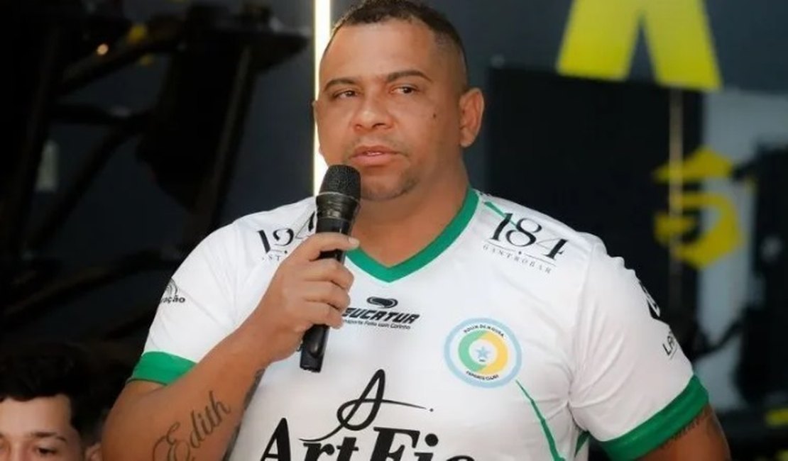 Walter é apresentado em novo clube e forma física chama a atenção